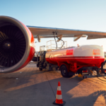 Cysterna AVIA tankująca biopaliwo do samolotów